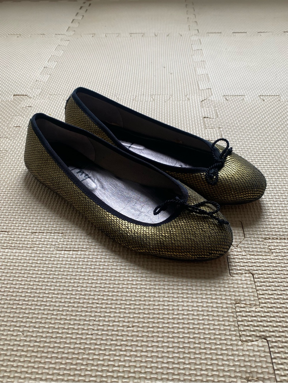 FS/NY French Sole Women’s Gold Metallic Ballet Flats with Black Trim Size 8